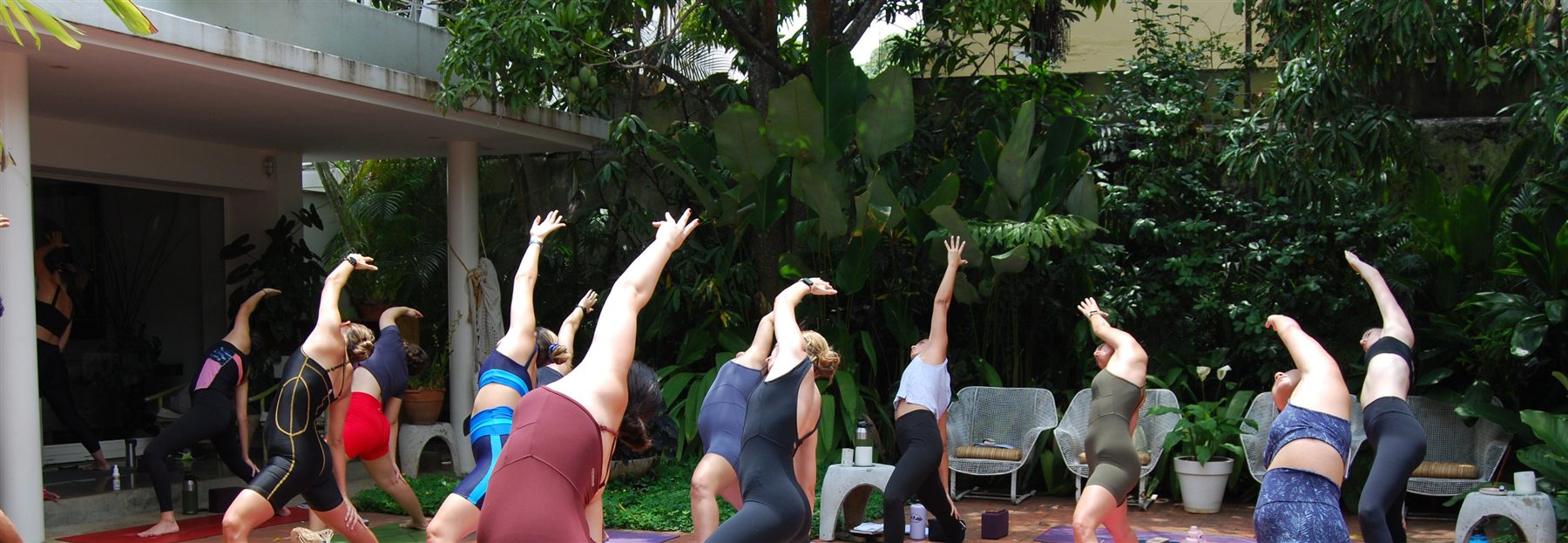 Clase grupal de yoga al aire libre en Caracas