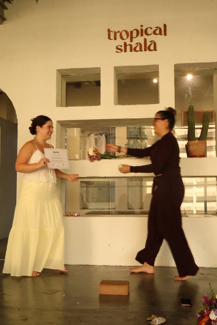 Entrega de certificado en la ceremonia de graduación